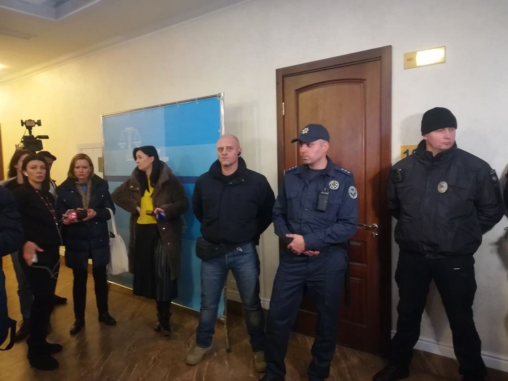 Вход в зал охраняют, заседание - закрытое Вход в зал охраняют, заседание - закрытое