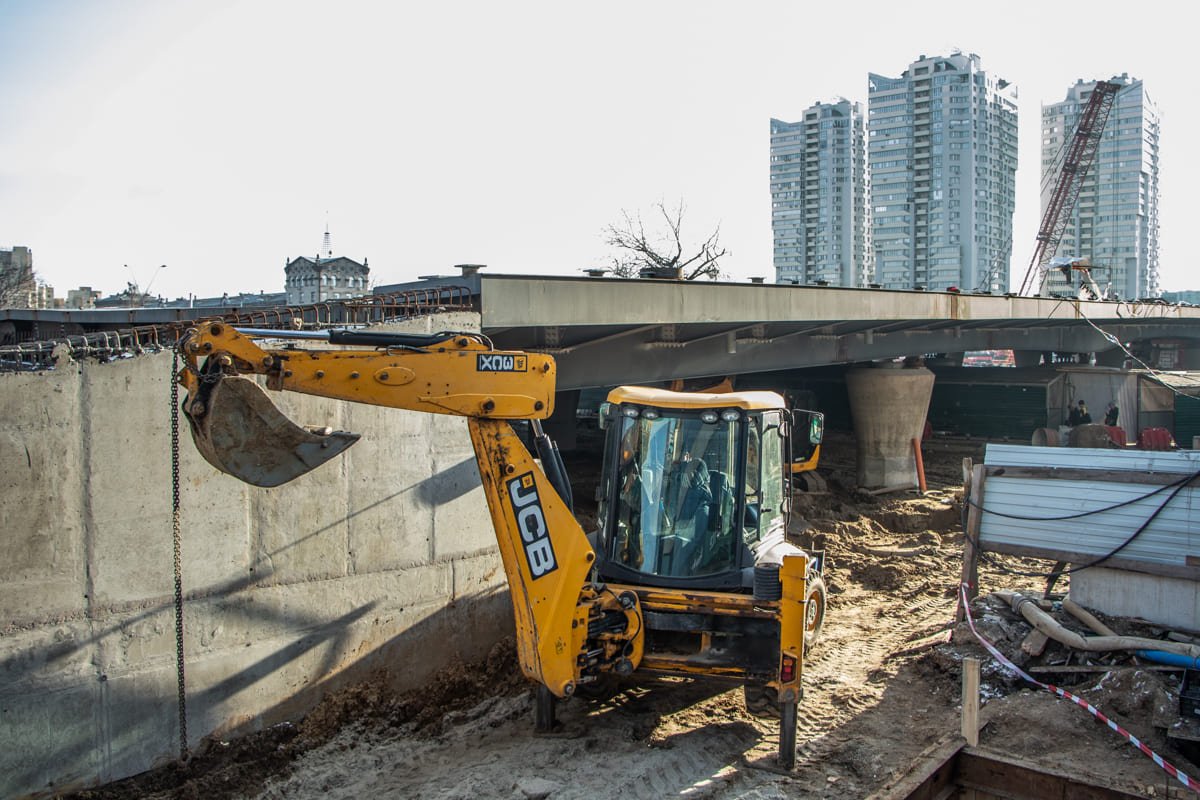 Далее на переправе уложат асфальт и коммуникации 