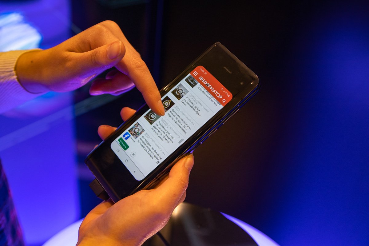 В новом Samsung новости от Информатора могут стать гибкими В новом Samsung новости от Информатора могут стать гибкими