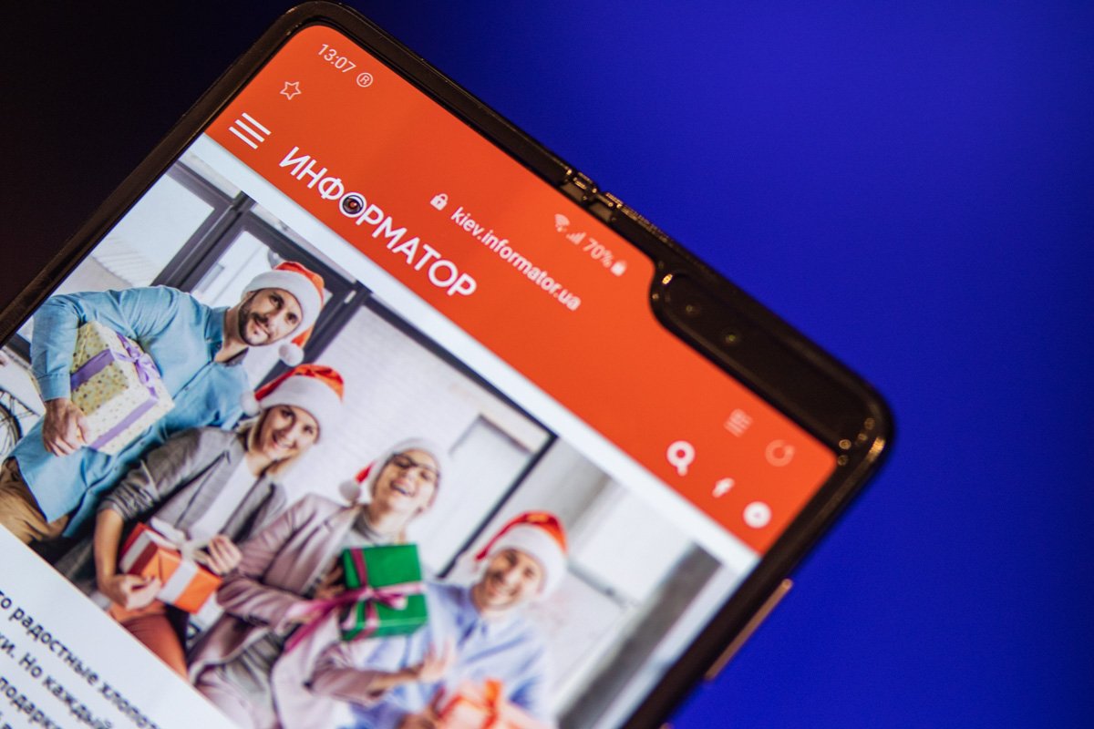 В передней части телефона доступны две фронтальные камеры В передней части телефона доступны две фронтальные камеры