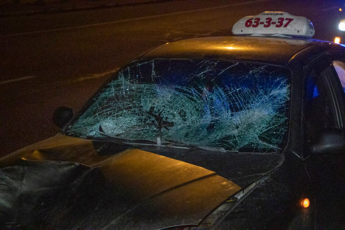 У машины разбито лобовое и заднее стекло и раскуроченный капот