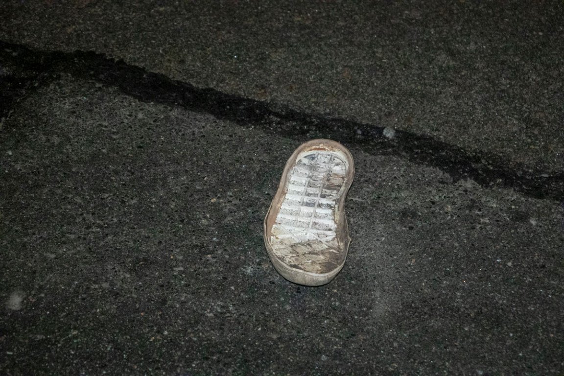 На месте аварии разбросаны личные вещи