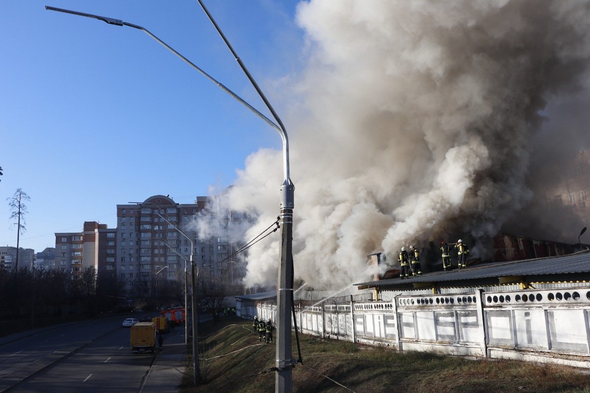 Со склада эвакуировали 60 человек, информации о пострадавших нет