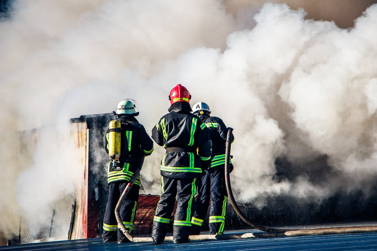 В пятницу, 6 декабря, в Киеве на проспекте Победы загорелись склады швейной фабрики «Каштан» В пятницу, 6 декабря, в Киеве на проспекте Победы загорелись склады швейной фабрики «Каштан»