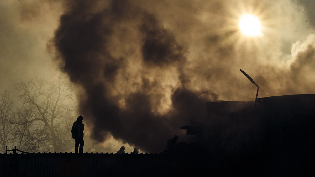 Площадь пожара продолжает увеличиваться - по состоянию на 12:40 уже 500 метров квадратных Площадь пожара продолжает увеличиваться - по состоянию на 12:40 уже 500 метров квадратных