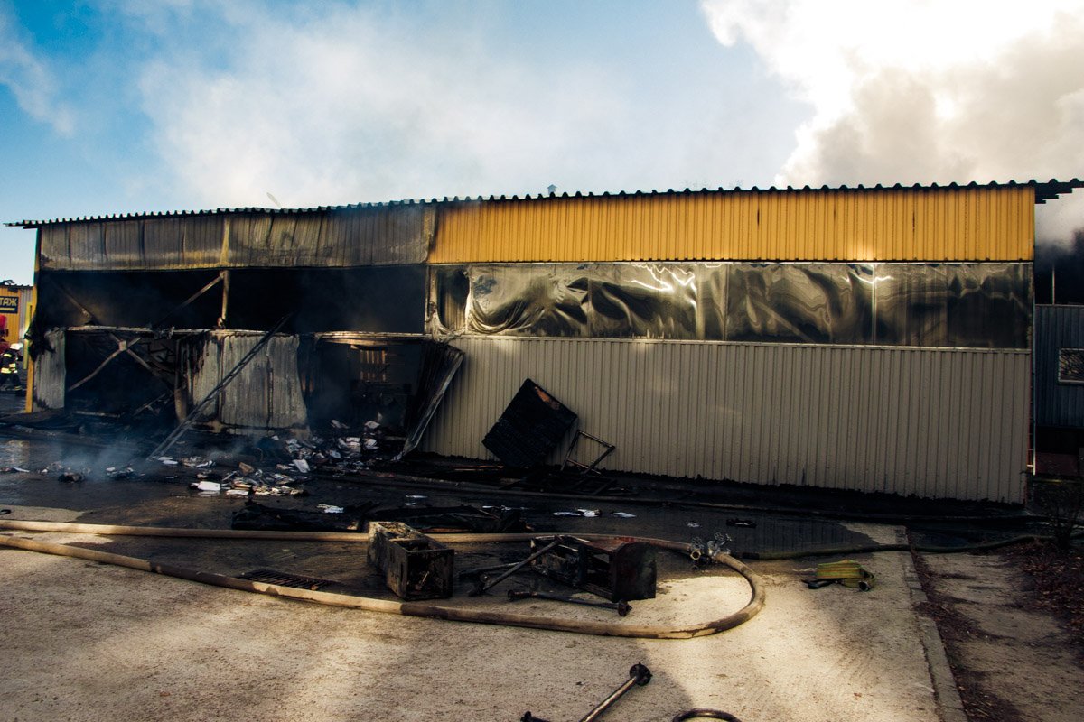 Из здания, которое находится рядом, из офисов эвакуировали 40 человек Из здания, которое находится рядом, из офисов эвакуировали 40 человек