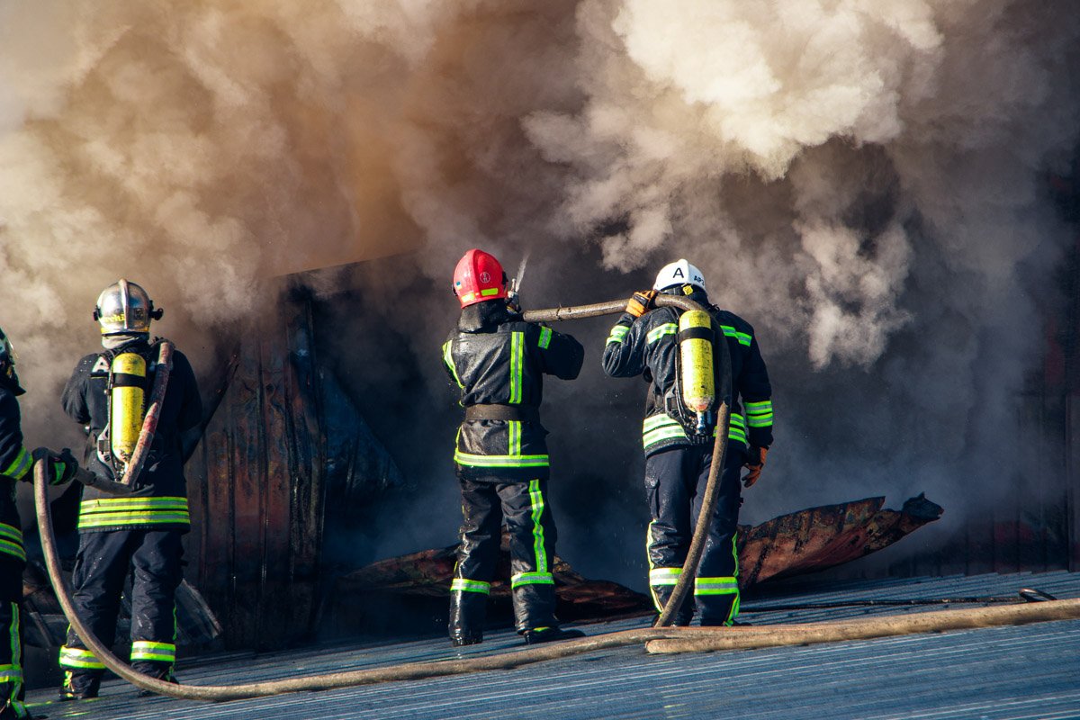На месте происшествия работает 8 единиц основной и специальной пожарно-спасательной техники, а также 32 огнеборца На месте происшествия работает 8 единиц основной и специальной пожарно-спасательной техники, а также 32 огнеборца