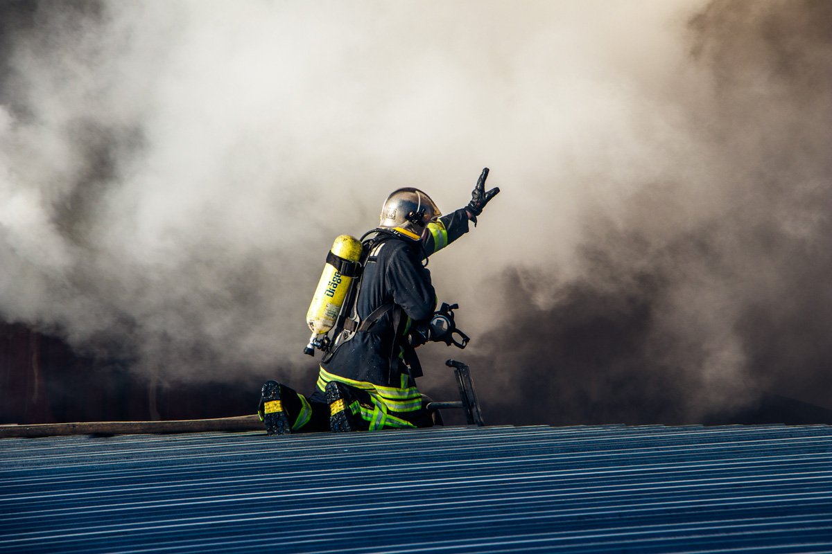 Люди, которые работают в соседних зданиях, рассказали, что сначала услышали хлопок, а выглянув в окно, увидели дым Люди, которые работают в соседних зданиях, рассказали, что сначала услышали хлопок, а выглянув в окно, увидели дым