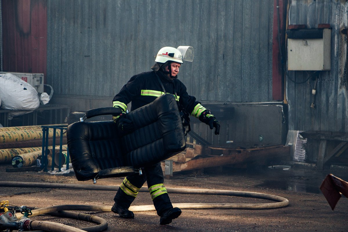 Внутри были мягкие игрушки, много бумаг, похожей на документацию, мебель Внутри были мягкие игрушки, много бумаг, похожей на документацию, мебель