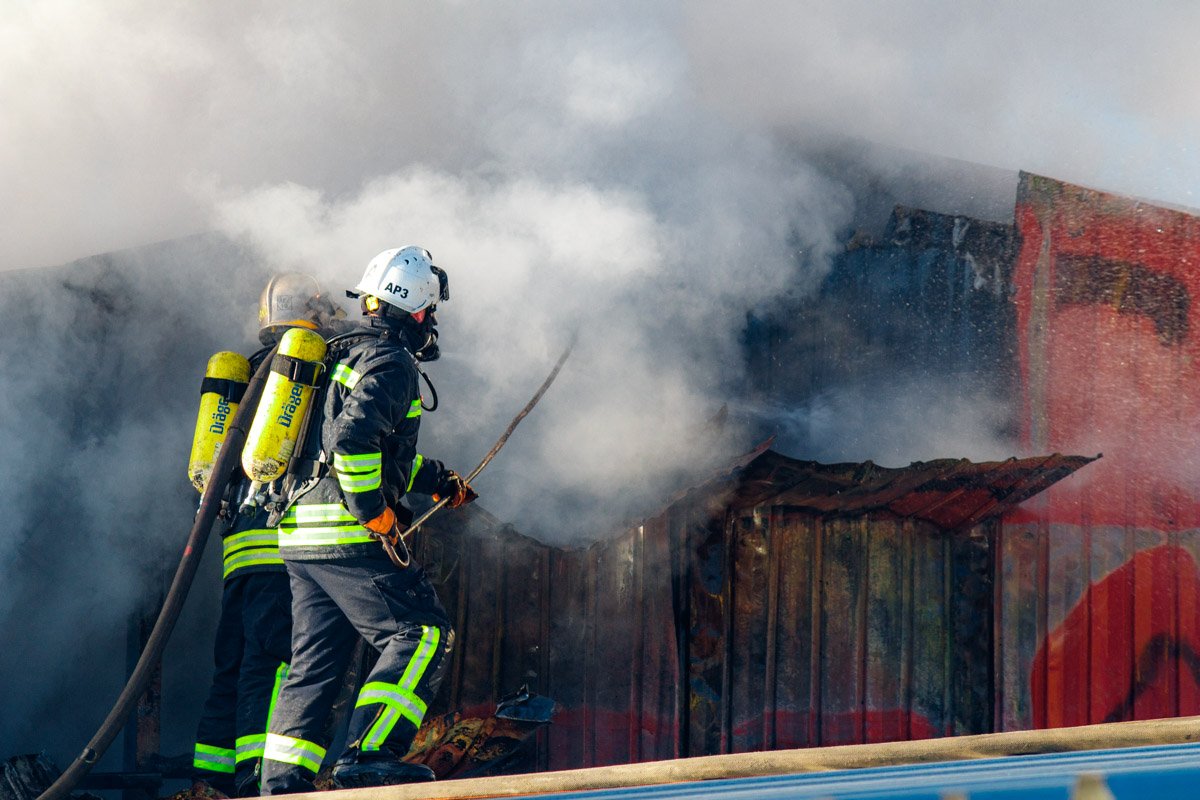 Работники офисных помещений на фабрике "Каштан" сообщили, что в горевшем здании раньше людей не наблюдалось Работники офисных помещений на фабрике "Каштан" сообщили, что в горевшем здании раньше людей не наблюдалось