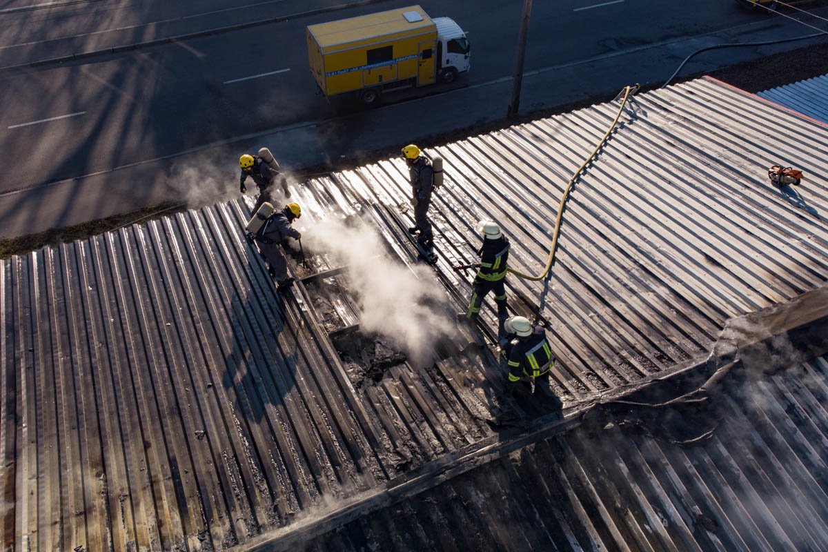 Известно, что из здания, которое находится рядом, из офисов эвакуировали 40 человек Известно, что из здания, которое находится рядом, из офисов эвакуировали 40 человек