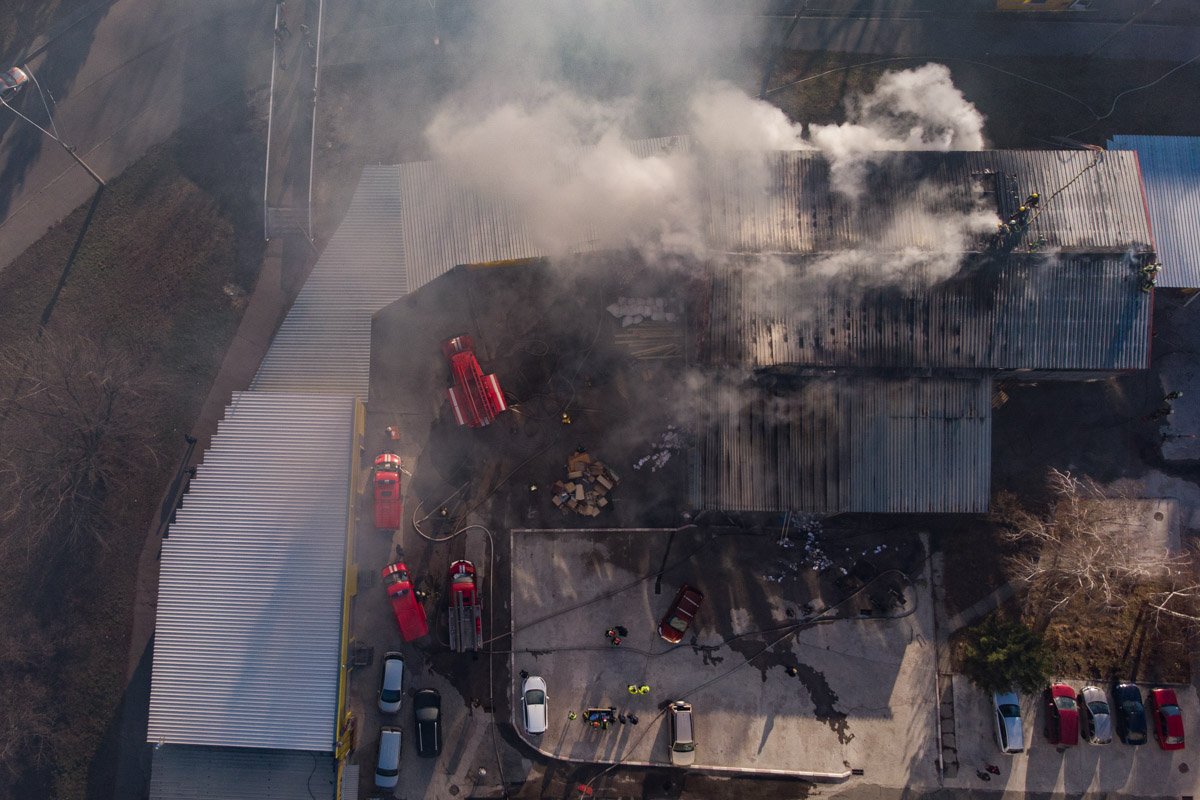 На месте происшествия работали 8 единиц основной и специальной пожарно-спасательной техники, а также 32 сотрудника ГСЧС На месте происшествия работали 8 единиц основной и специальной пожарно-спасательной техники, а также 32 сотрудника ГСЧС