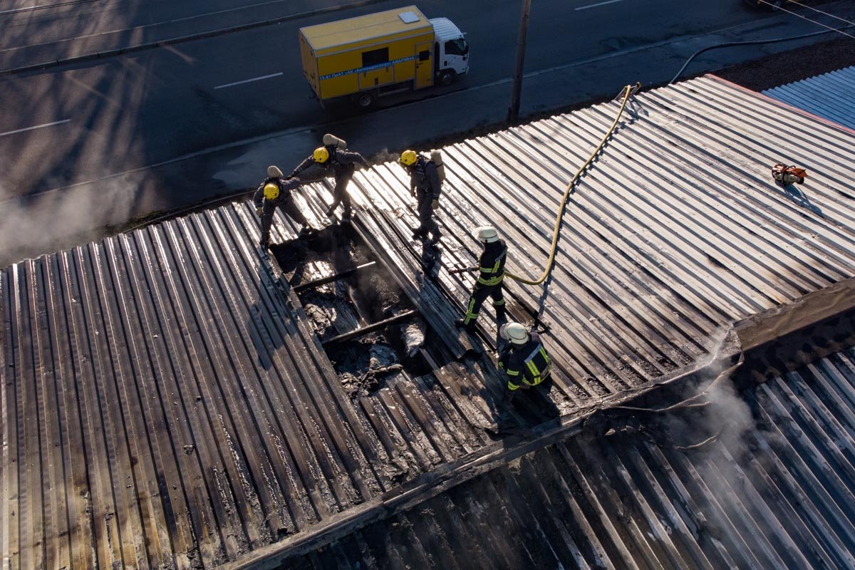 Люди, которые работают в соседних зданиях, рассказали, что сначала услышали хлопок, а выглянув в окно, увидели дым Люди, которые работают в соседних зданиях, рассказали, что сначала услышали хлопок, а выглянув в окно, увидели дым