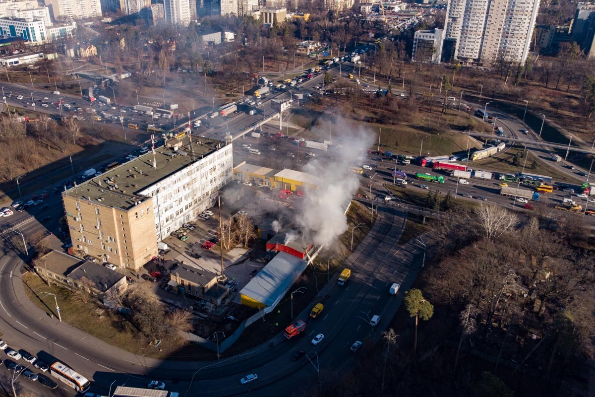 Внутри были мягкие игрушки, много бумаг, похожих на документацию, мебель Внутри были мягкие игрушки, много бумаг, похожих на документацию, мебель