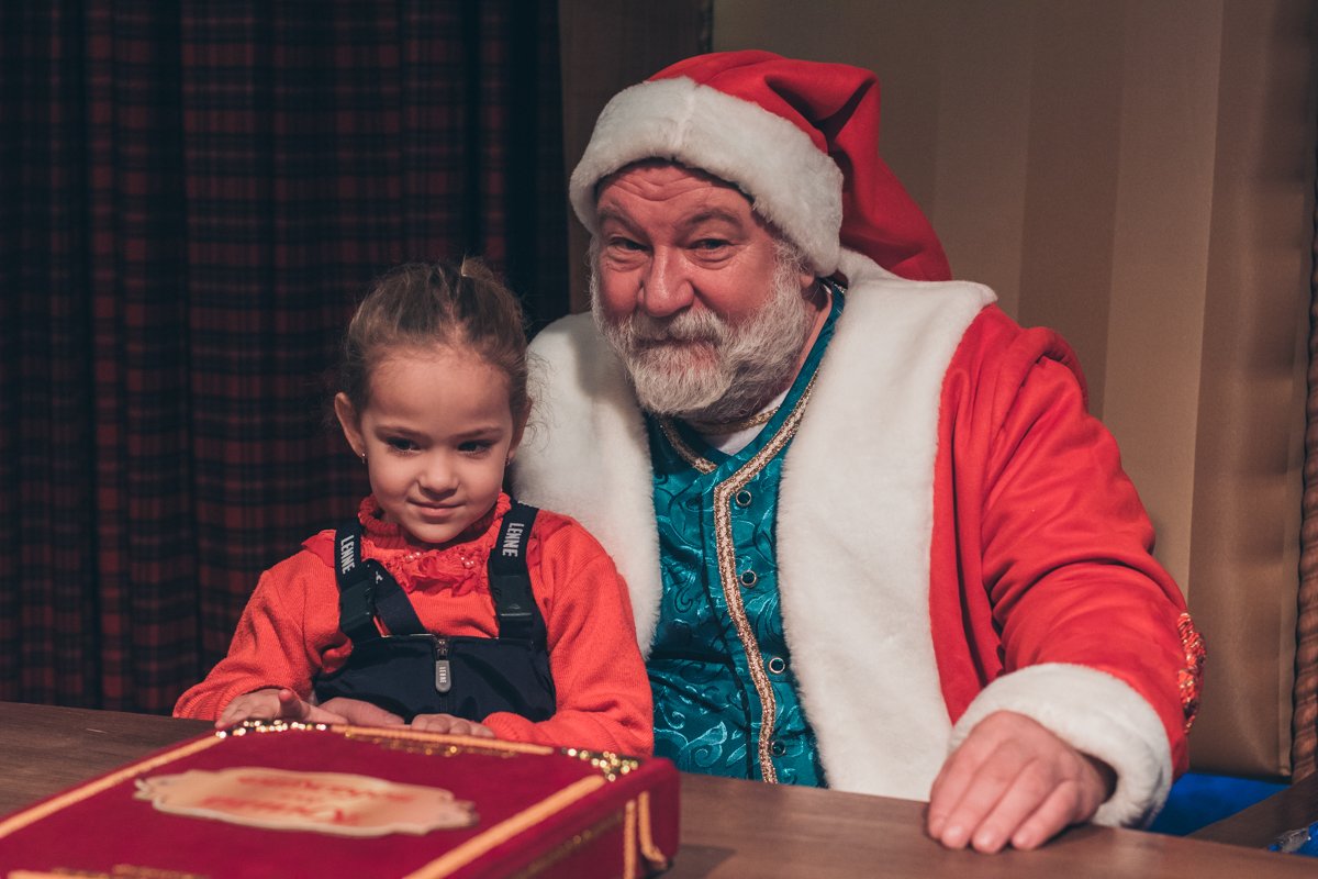 Специально к праздникам в девятом павильоне ВДНГ устроили новогоднее шоу Специально к праздникам в девятом павильоне ВДНГ устроили новогоднее шоу