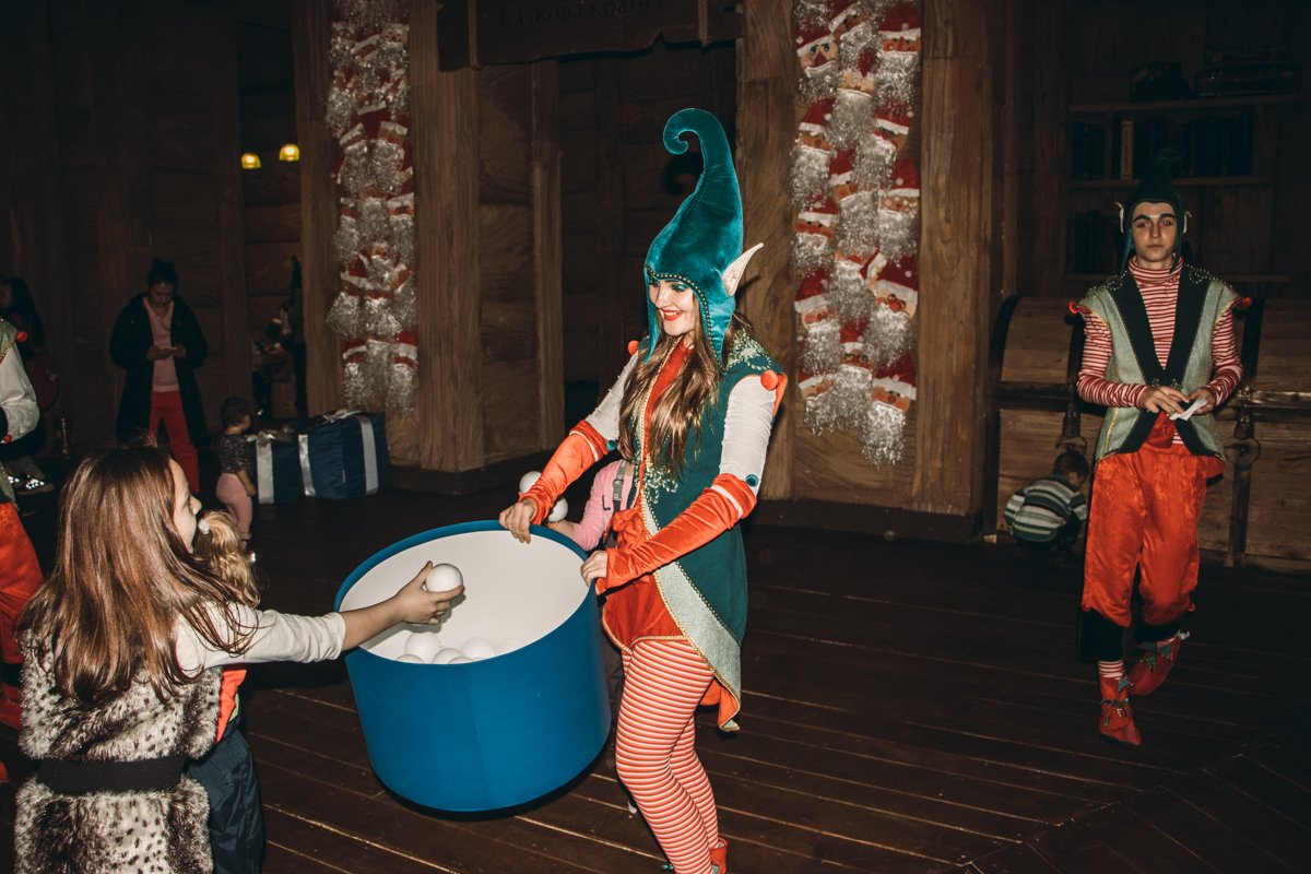 Здесь случается интерактивная сказка с волшебными эльфами, реалистичными декорациями и развлекательной программой Здесь случается интерактивная сказка с волшебными эльфами, реалистичными декорациями и развлекательной программой