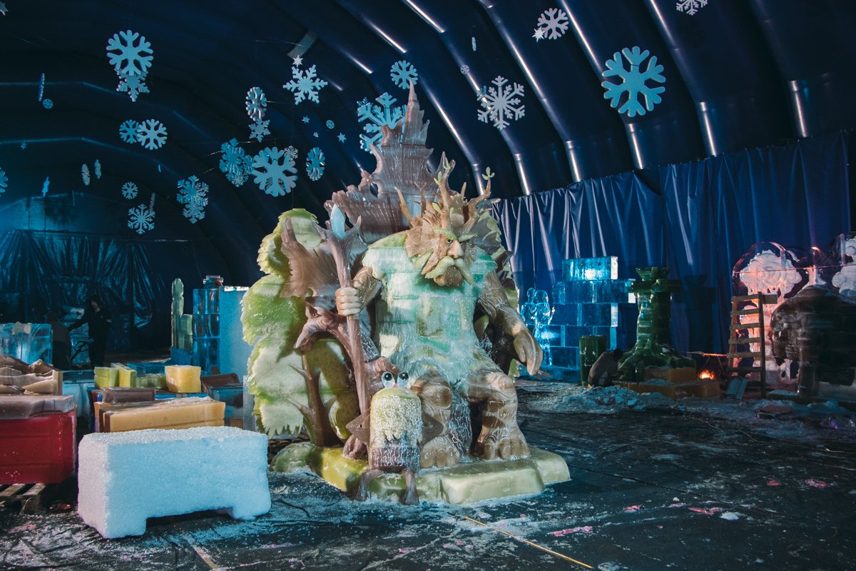 В «Зимовій країні на ВДНГ» работают четыре горки — для детей (высота — 4 метра) и взрослых (высота — 9 метров) В «Зимовій країні на ВДНГ» работают четыре горки — для детей (высота — 4 метра) и взрослых (высота — 9 метров)