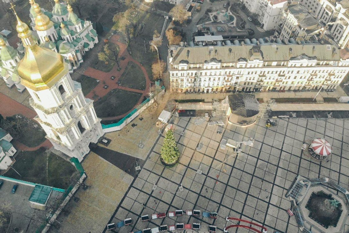 30-метровая новогодняя красавица все равно не сравниться по своей величине с Софийским собором