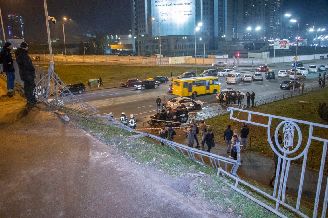 Автомобиль протаранил ограждение путепровода