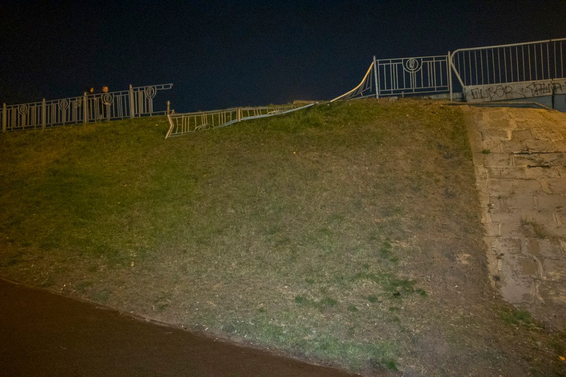 Subaru сильно протаранил ограждение моста Subaru сильно протаранил ограждение моста