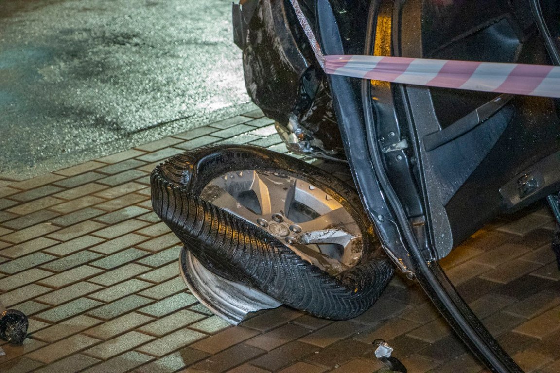 С автомобиля слетело переднее колесо С автомобиля слетело переднее колесо