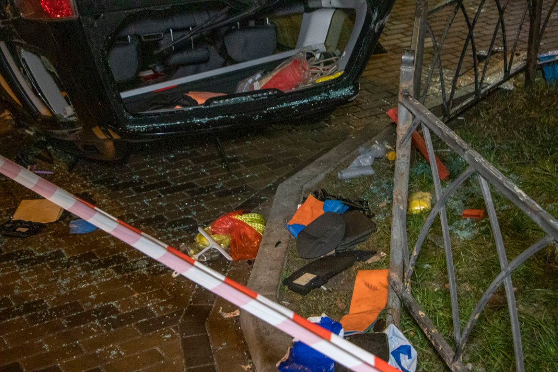 Личные вещи разбросаны Личные вещи разбросаны