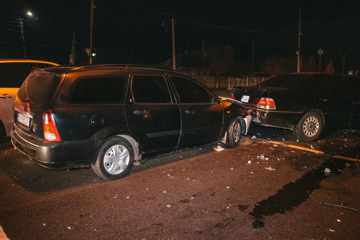 Автомобиль на большой скорости смял Audi и вылетел на встречку 