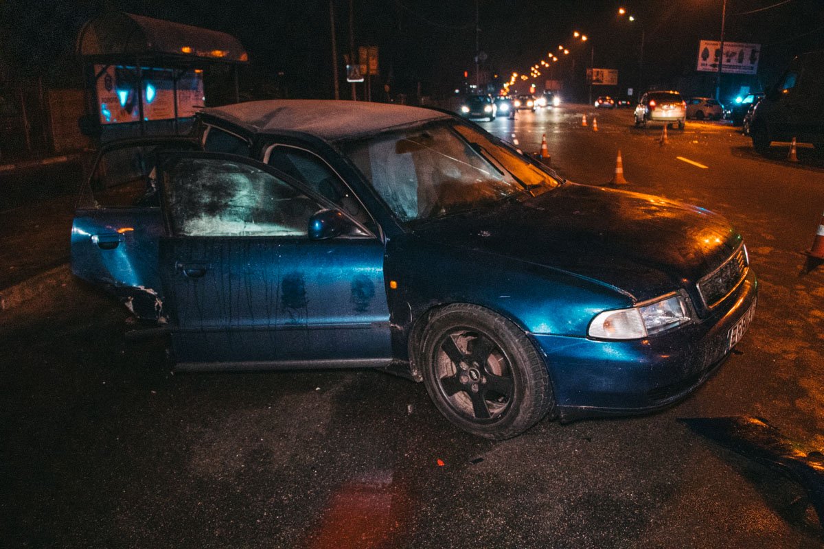 Основной удар пришелся в Audi, когда автомобиль начал движение со светофора 