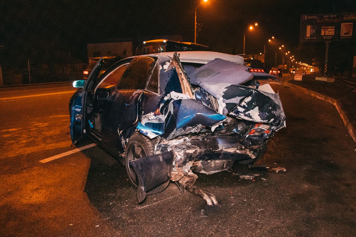 Mercedes буквально смял автомобиль 