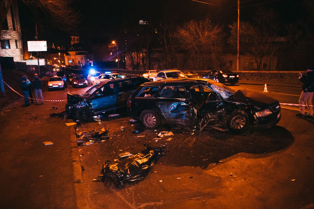 На Владимирском спуске столкнулись Audi и Skoda 