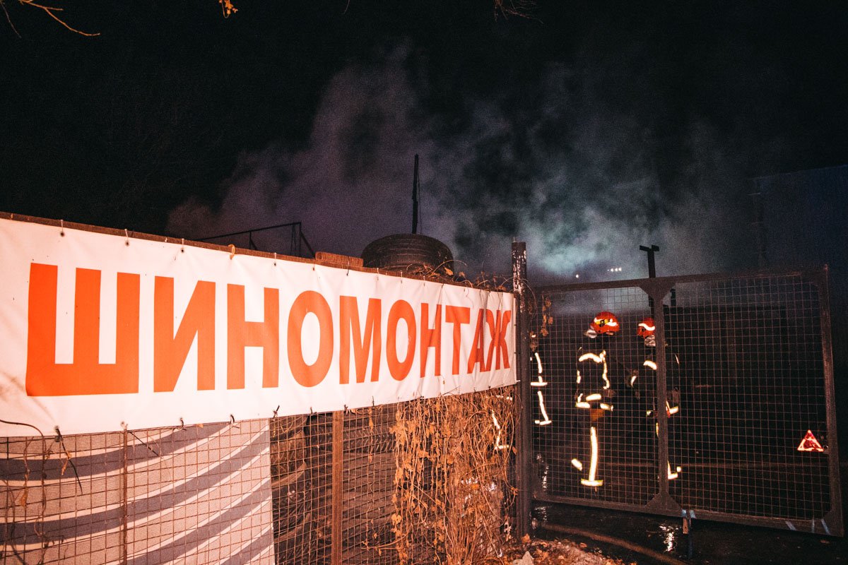 На Подоле сгорел шиномонтаж 