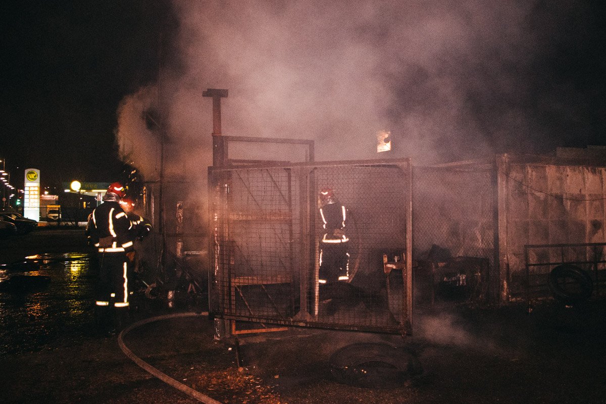 Рядом с огнем стояли несколько автомобилей 