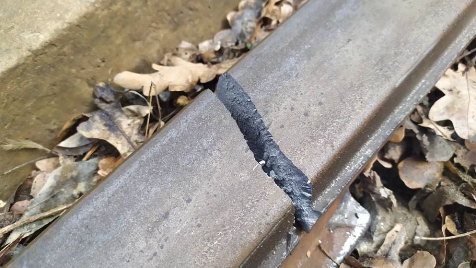 На Лесной трассе лопнул рельс трамвайной линии На Лесной трассе лопнул рельс трамвайной линии