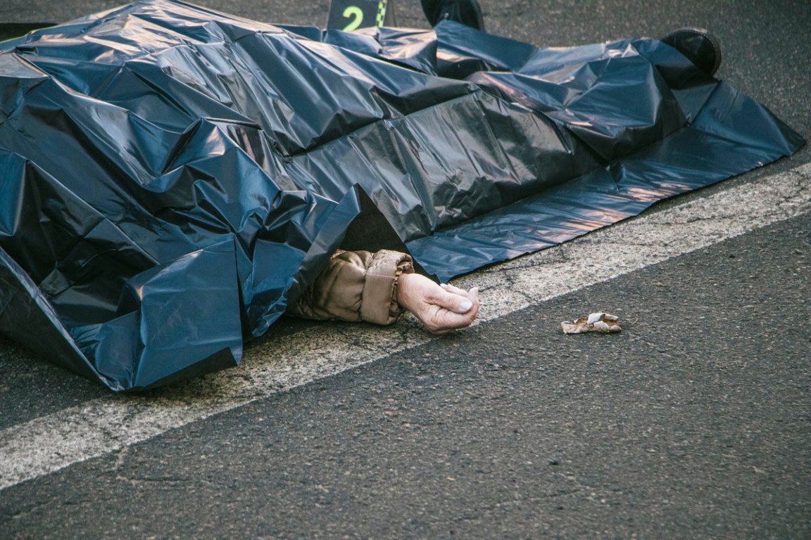 Водитель не заметил пешехода, когда сдавал назад