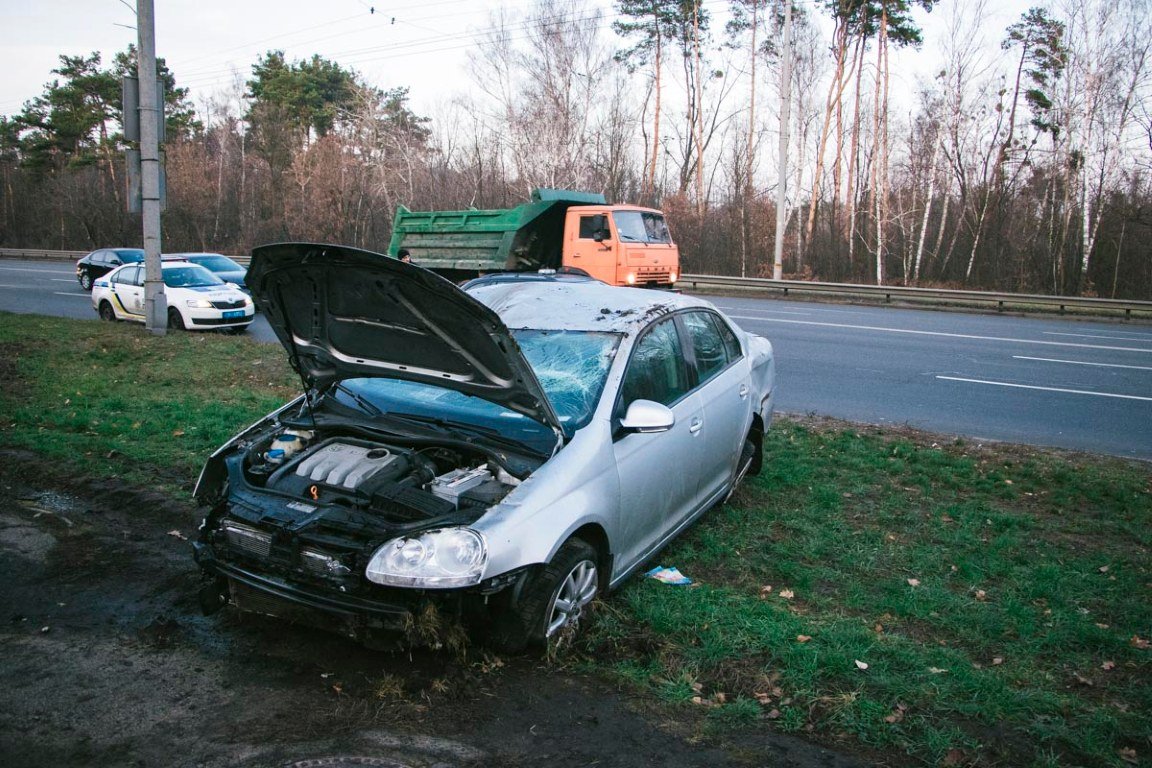 Автомобиль съехал с дороги и перевернулся