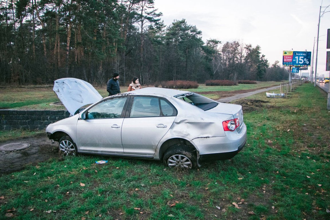Volkswagen влетел в бордюр, в результате чего перевернулся