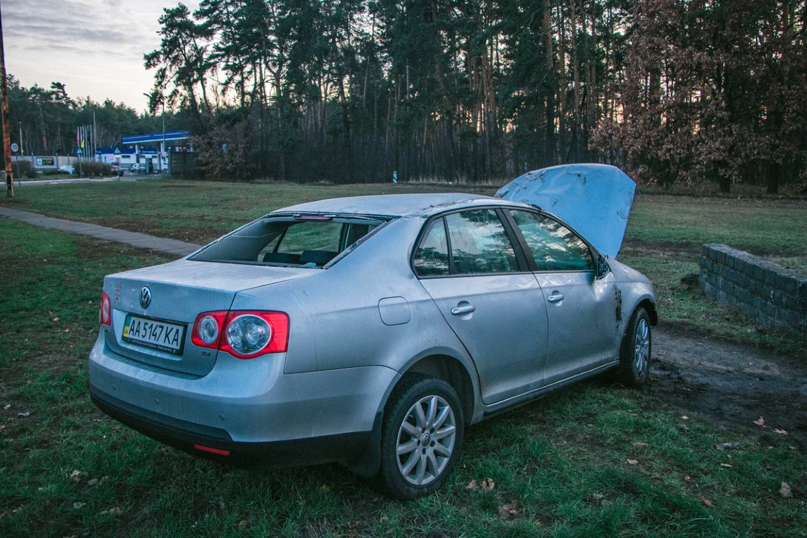 Внутри находились парень с девушкой, но никто не пострадал