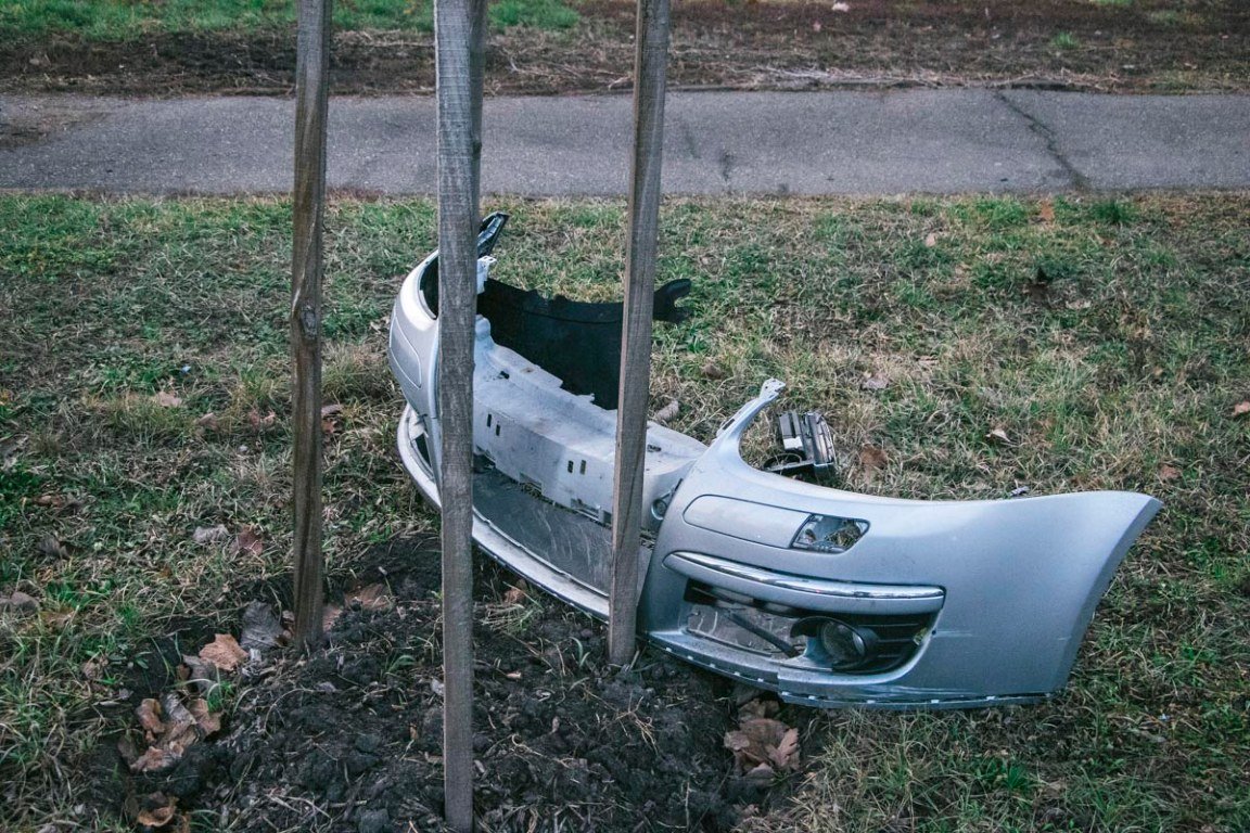 В результате удара у авто отлетел бампер