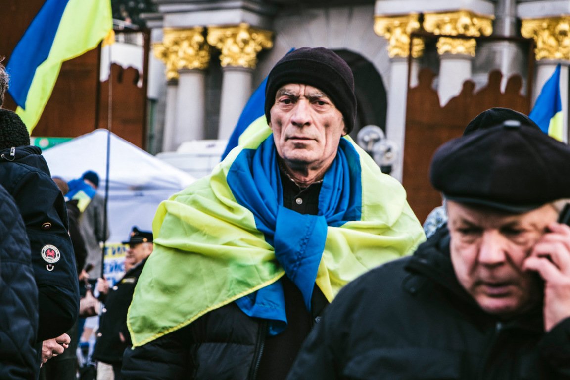 Весь Майдан пестрел желто-синими флагами