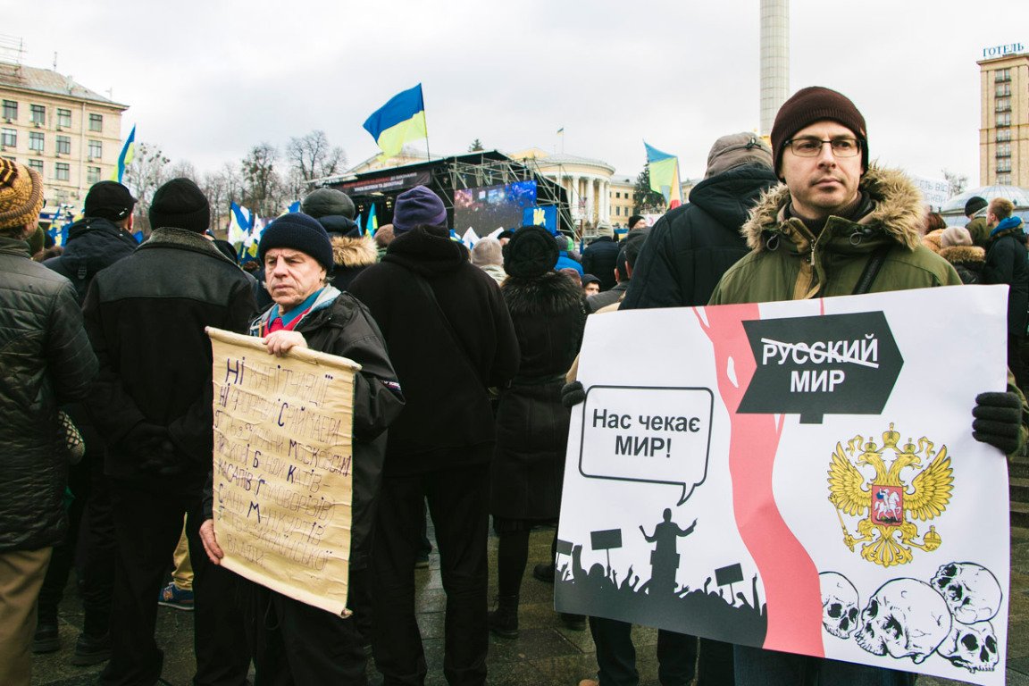 Активисты подготовили много плакатов