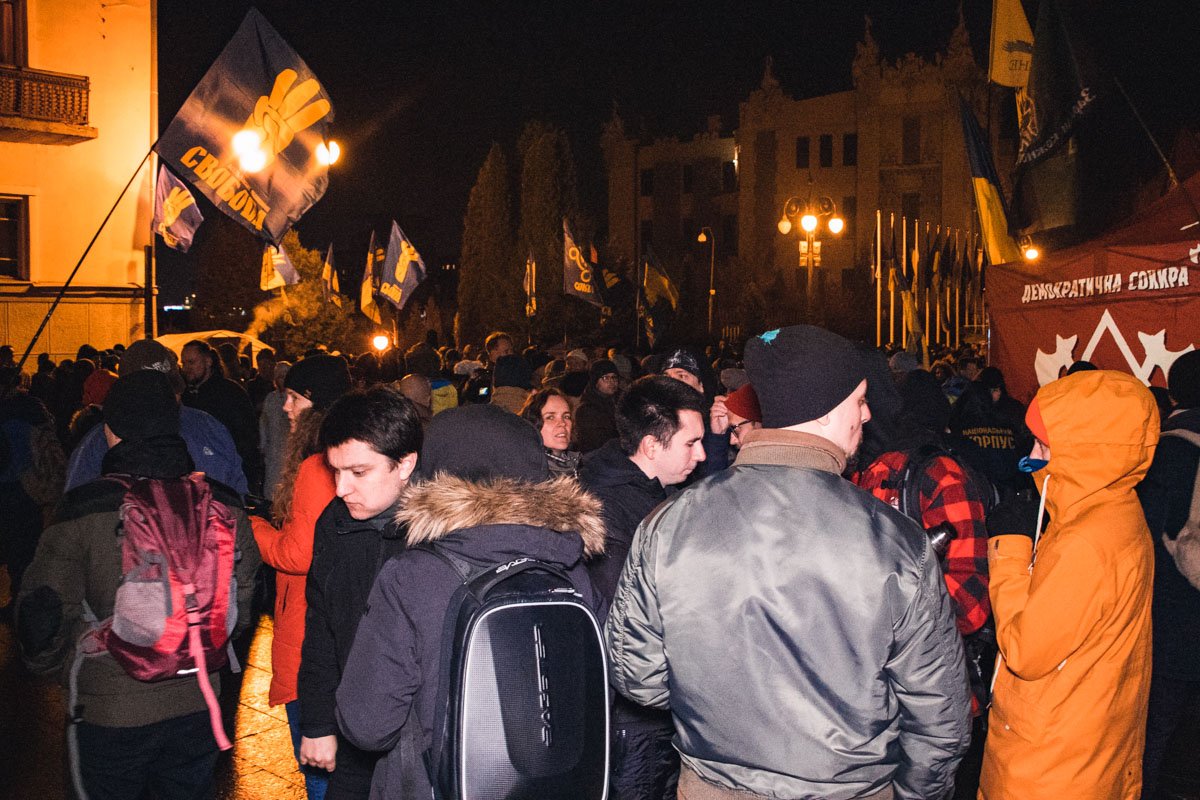Партийной символики тоже достаточно Партийной символики тоже достаточно
