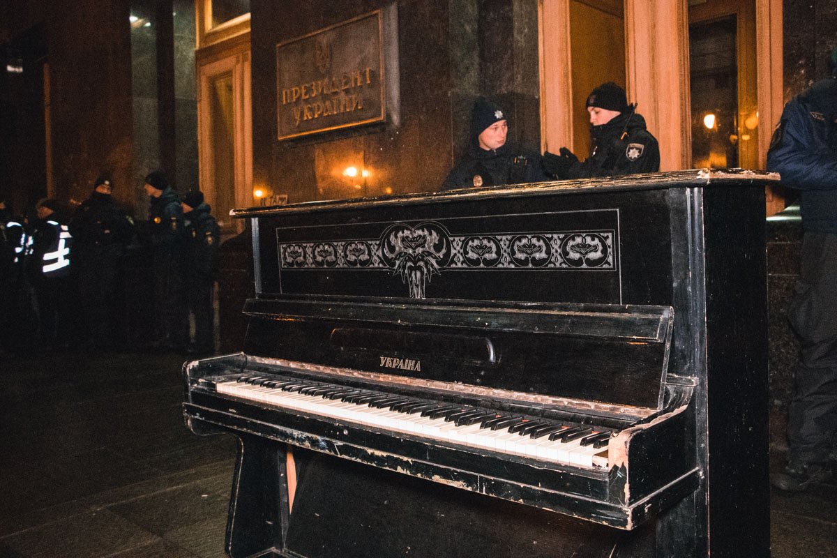 Ко входу в Офис президента принесли пианино Ко входу в Офис президента принесли пианино