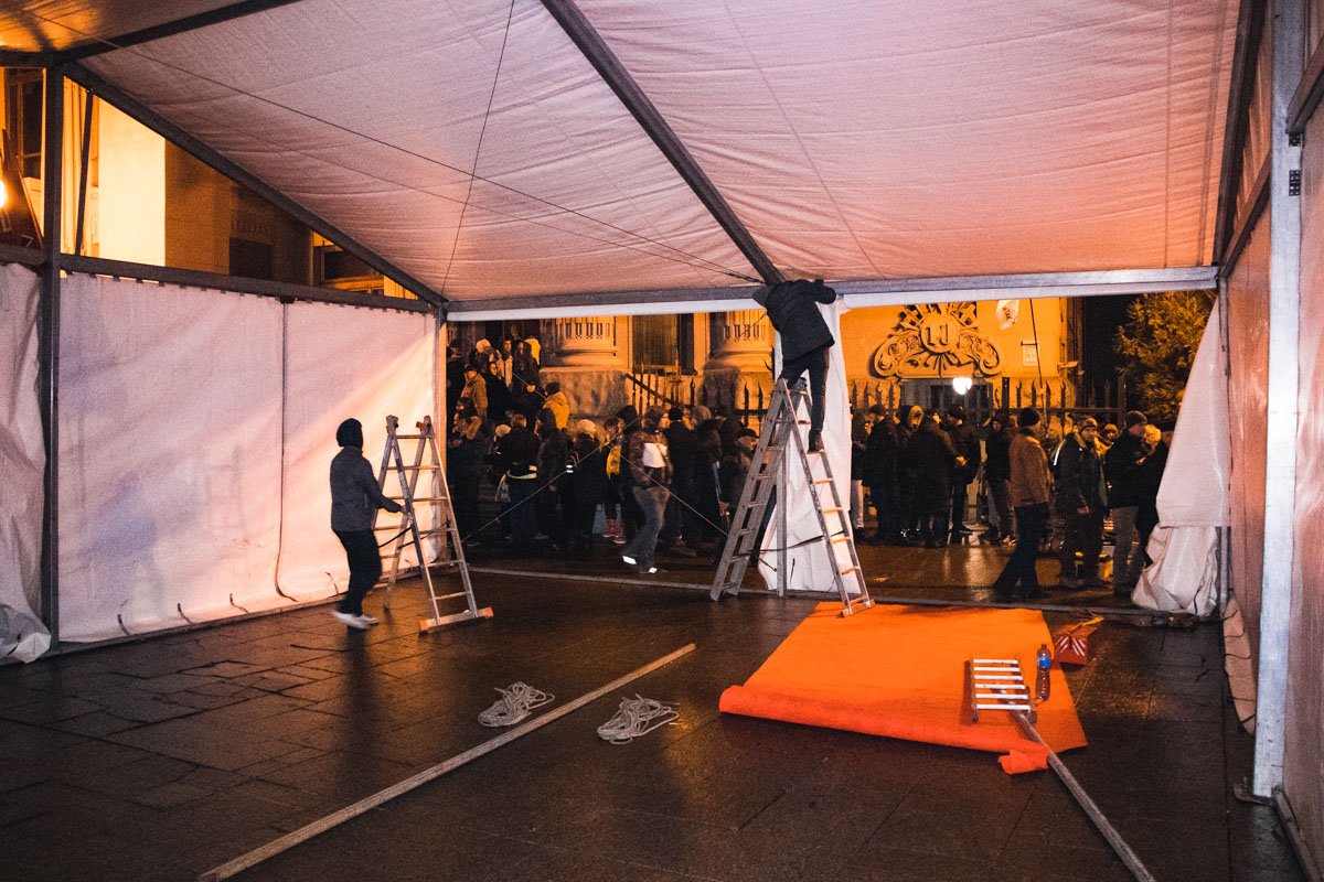 Нацкорпус собирает большую палатку на Банковой Нацкорпус собирает большую палатку на Банковой