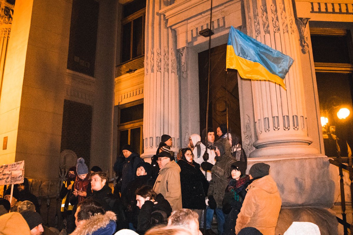 Часть людей готова стоять под Офисом президента до конца переговоров Часть людей готова стоять под Офисом президента до конца переговоров