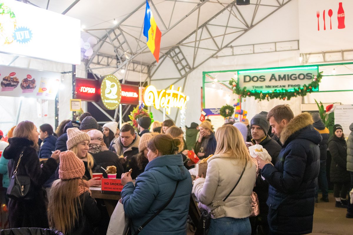 Можно вкусно поесть и познакомиться, например, с тем, кто стоит рядом с вами и тоже ест 