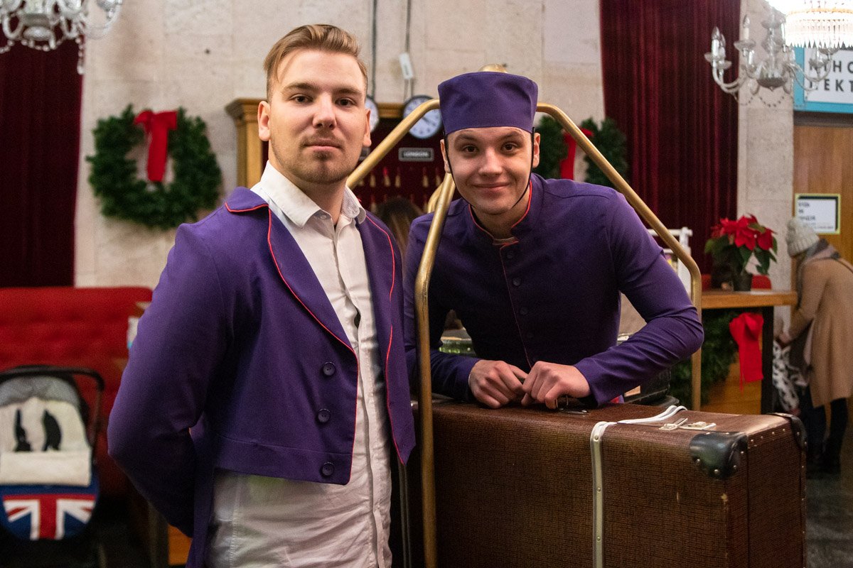 А эти парни встречали на входе и каждому поднимали настроение!