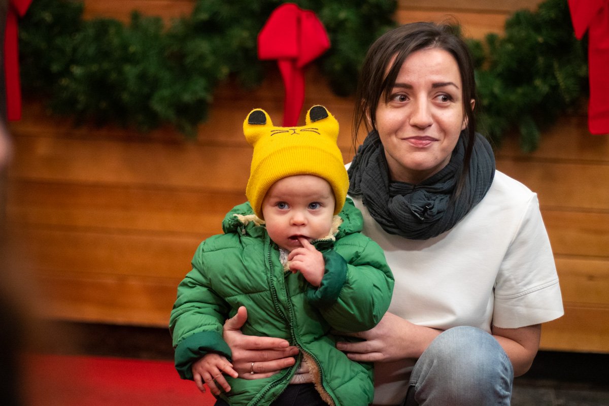 Мама, когда я сказал, что хочу на ручки, я имел в виду не к тебе, а к Санте!