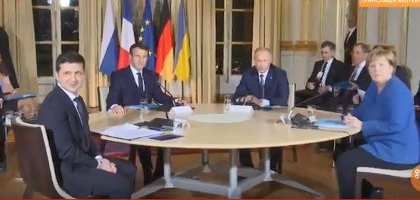 Представители стран сели за стол. Начался саммит. Представители стран сели за стол. Начался саммит.