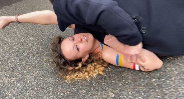 Активисток движения Femen, видимо, остановили и повалили на землю. Фото: Telegram Андрея Павловского Активисток движения Femen, видимо, остановили и повалили на землю. Фото: Telegram Андрея Павловского