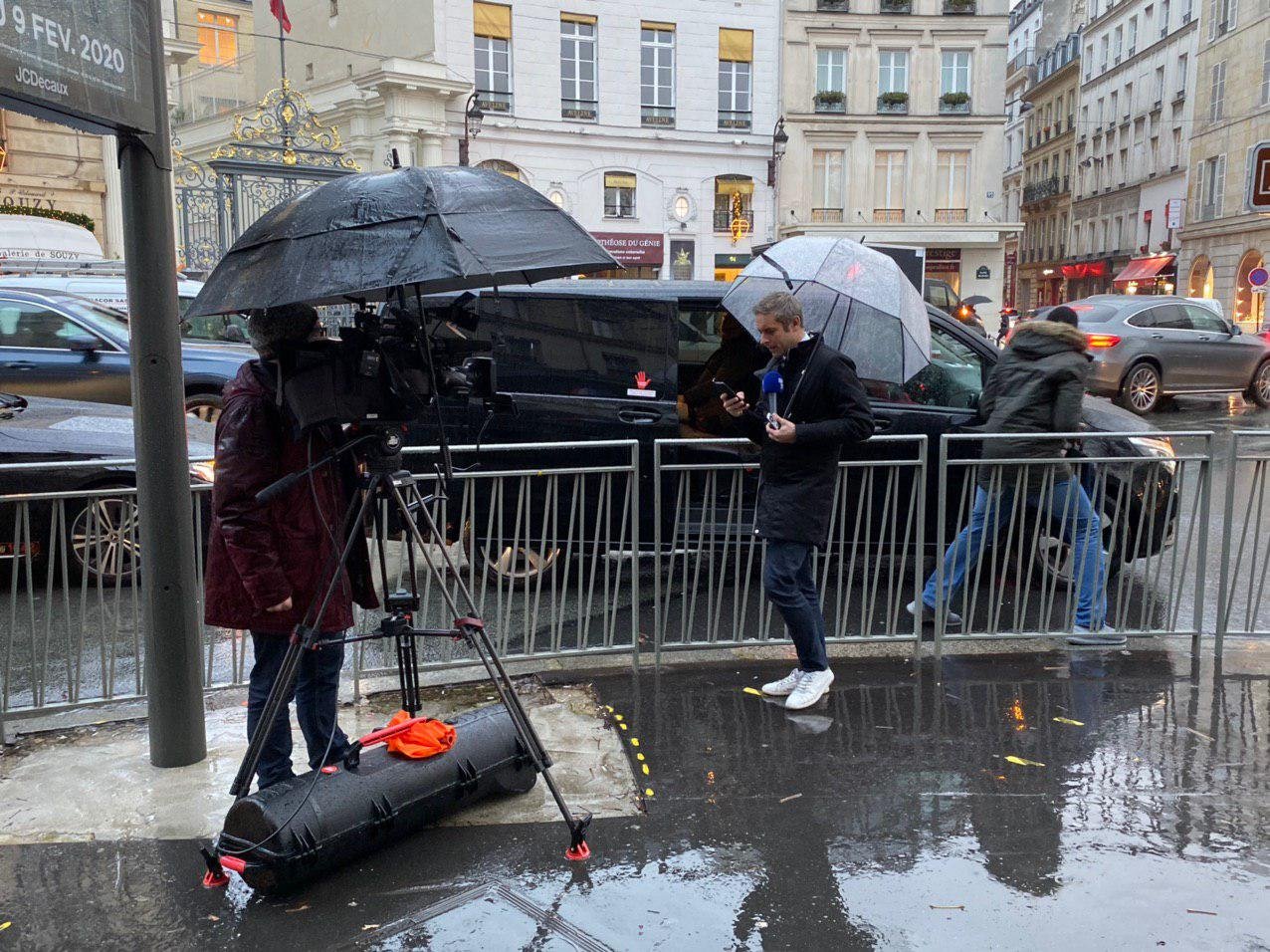 Журналисты ждут встречи в Париже. Фото - Telegram Андрея Павловского Журналисты ждут встречи в Париже. Фото - Telegram Андрея Павловского
